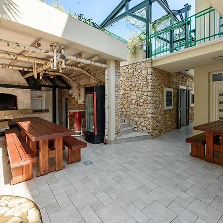 7 Bedroom Amazing In Košljun