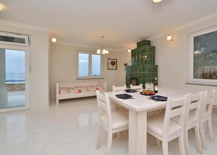 7 Bedroom Amazing In 펜션 Košljun