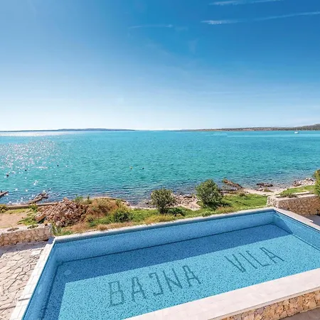In With Outdoor Swimming Pool Hébergement de vacances *