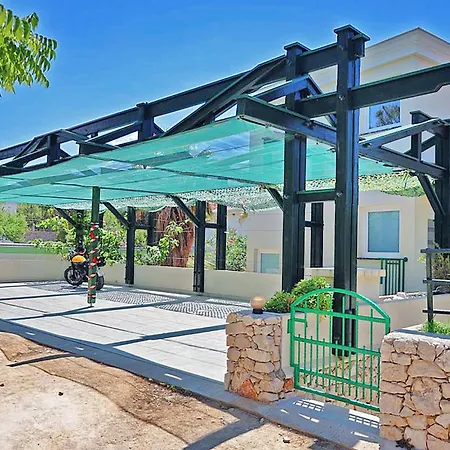 Hébergement de vacances In With Outdoor Swimming Pool *