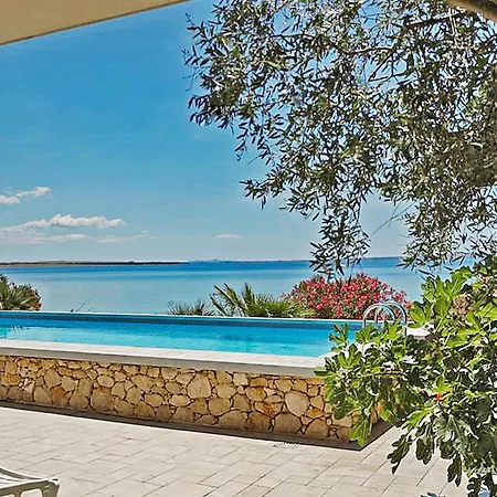 In With Outdoor Swimming Pool Hébergement de vacances