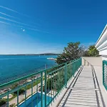 7 Bedroom Amazing In Σπίτι διακοπών Košljun