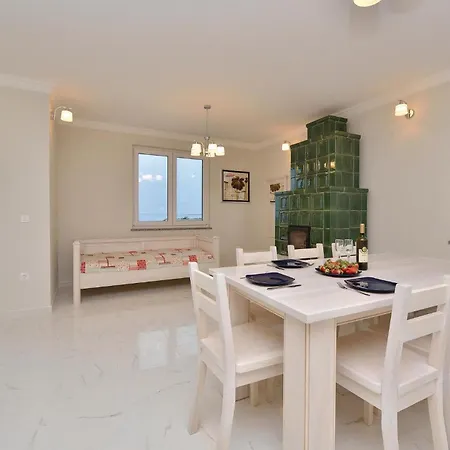 7 Bedroom Amazing In Feriehus Košljun