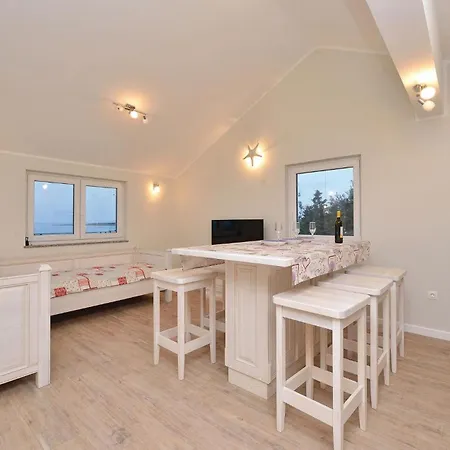 7 Bedroom Amazing In Košljun