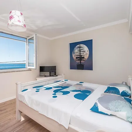 7 Bedroom Amazing In Feriehus Košljun