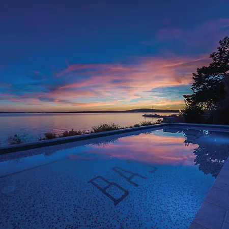 7 Bedroom Amazing In Košljun